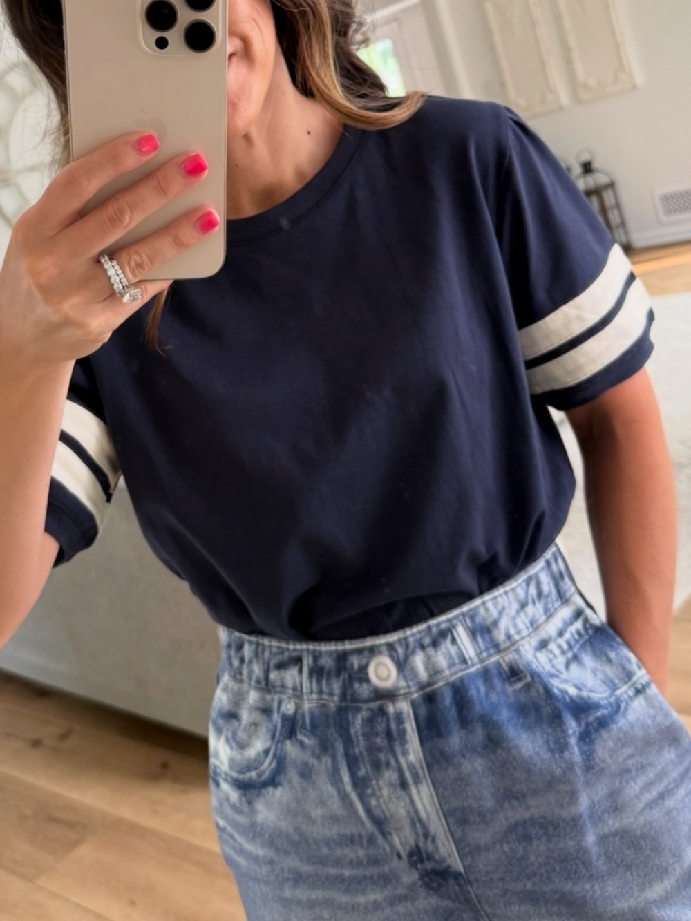 Classic Navy Short-Sleeve Tee with White Stripe Detail🌻